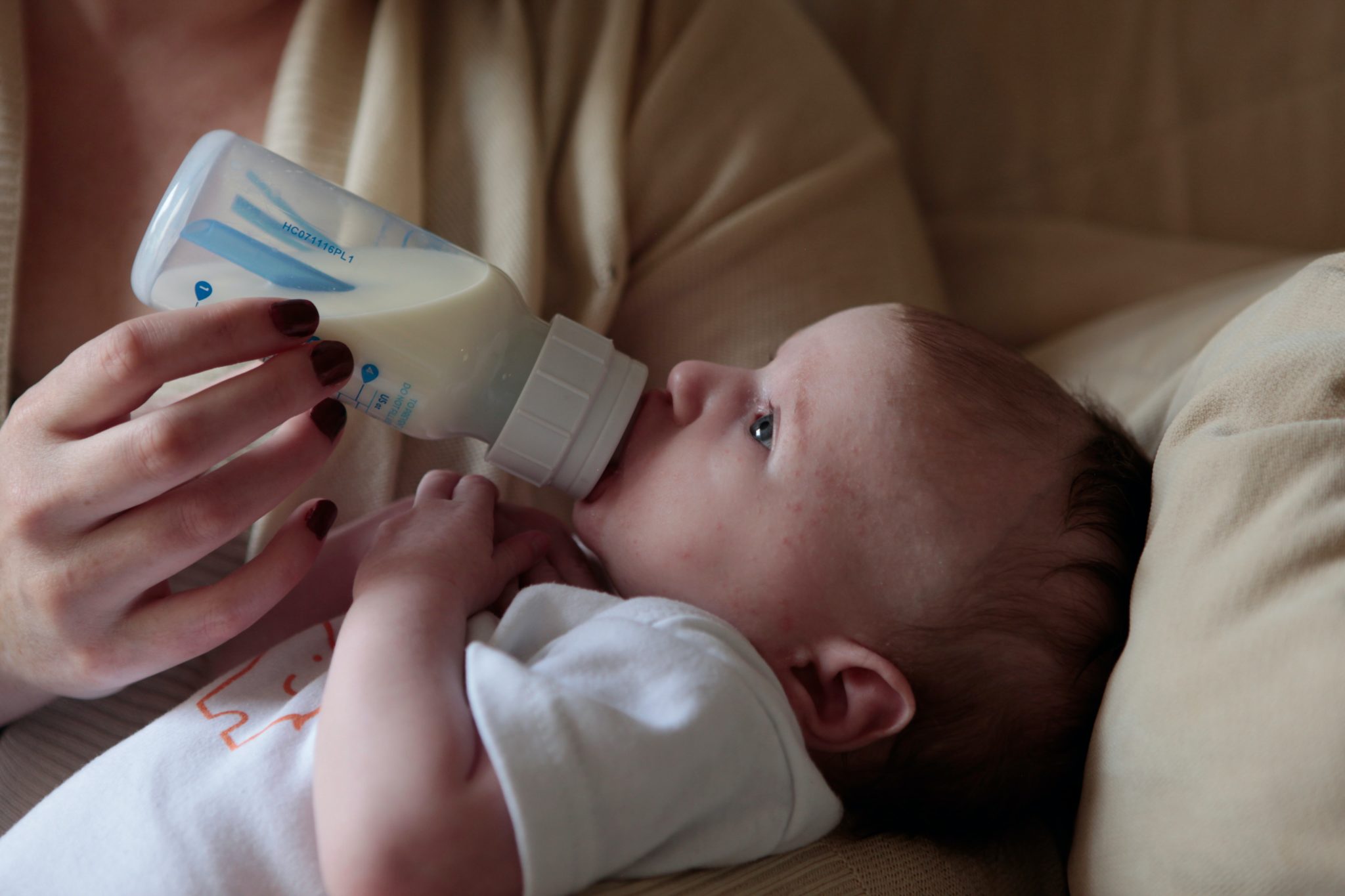 how-to-prepare-baby-bottle-of-powdered-milk-the-right-way-buzzclass